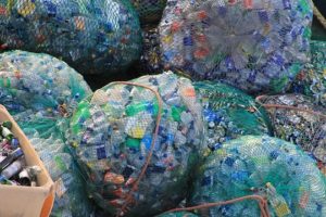 Plusieurs sacs remplis de divers plastiques destinés au recyclage