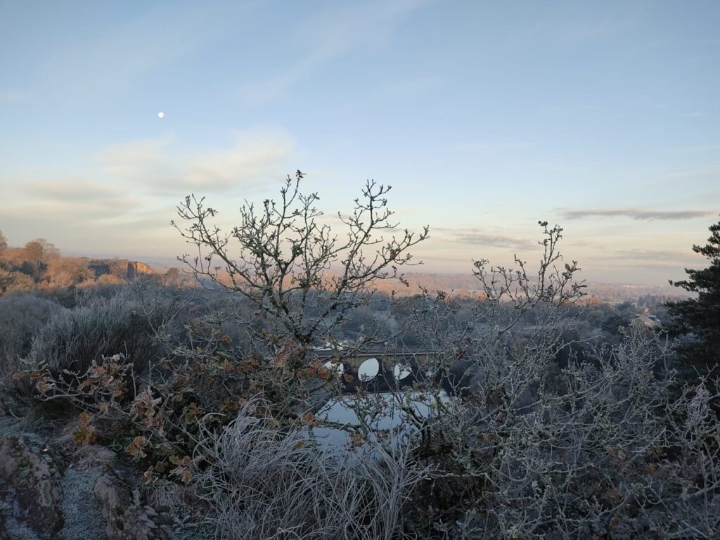 Panorama de la vallée du Boël sous le givre au soleil levant