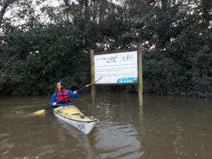 Un kayakiste dans le parc 2000 inondé par la Seiche