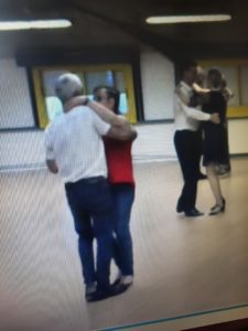 deux couples en train de danser dans la salle de répétition de la JAB