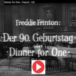 Photo de la salle à manger avec en surimpression le titre en allemand du court métrage "Der 90 Geburstag oder Dinner for one"