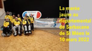 l'équipe handisport de sarbacane posant devant l'affiche du projet de sponsoring de l'hyper U guichen