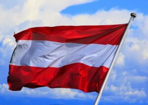 Le drapeau autrichien sur fond de ciel bleu