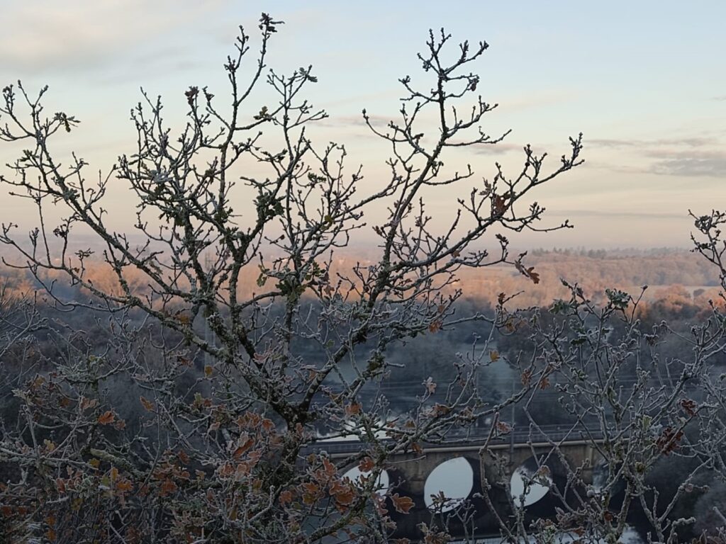 Panorama de la vallée du Boël sous le givre au soleil levant