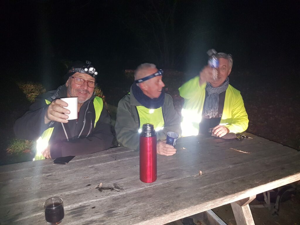 Philippe, Patrick et Thierry attablé devant leur vin chaud (frontales allumées car il fait nuit : c'est la séance du Jeudi soir soir